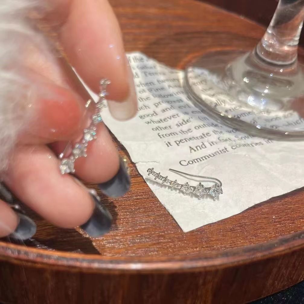 Super Flash Diamond Earrings Women's New Light Luxury Niche Design Delicate Simple Personality High-grade Earrings Sweet Cool Earrings_ipsvogv.com