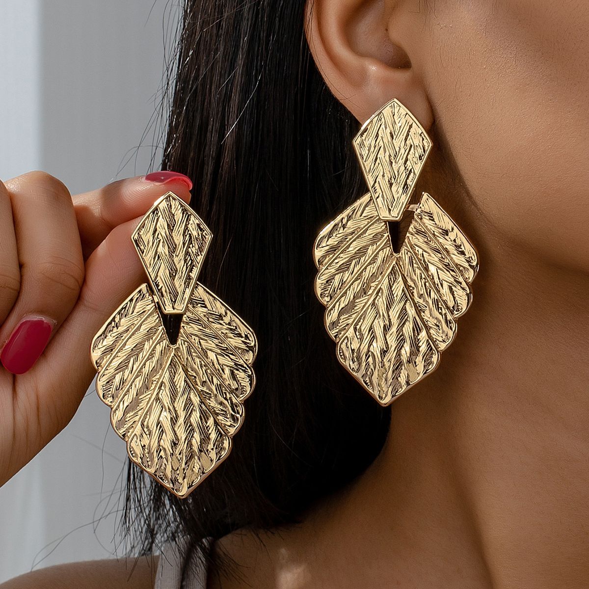 Fashion Jewelry Leaf Gold For Women High-end Exaggerated Geometric Metal Stud Earrings_ipsvogv.com