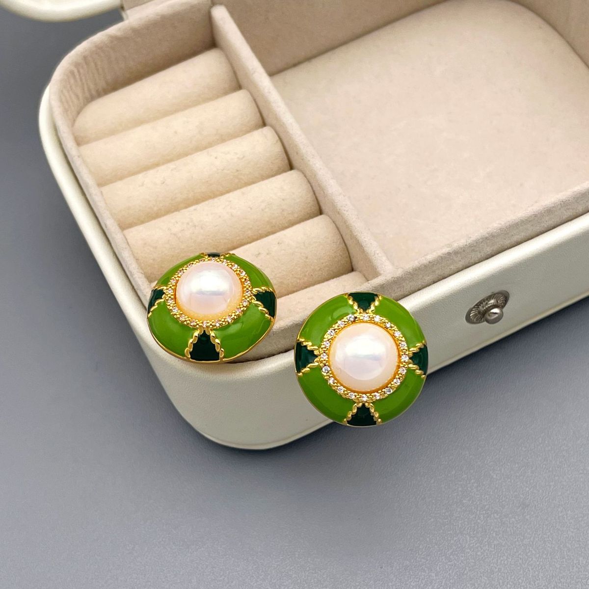 New round contrasting enamel pearl inlaid diamond earr, fashionable, simple, personalized, high-end and elegant_ipsvogv.com