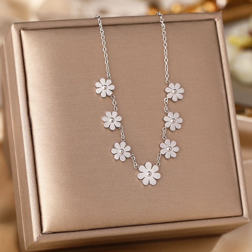 Titanium Steel Necklace, Lucky Little Daisy, Seven Flowers, Fresh Network Red, Simple And Versatile, Sparkling_ipsvogv.com