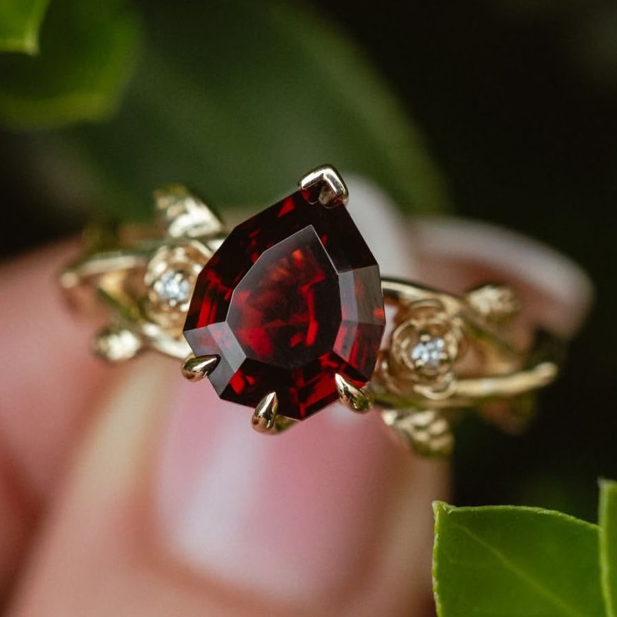 New Women's Gold Plated Inlaid Irregular Red Zircon Ring Flower Jewelry_ipsvogv.com