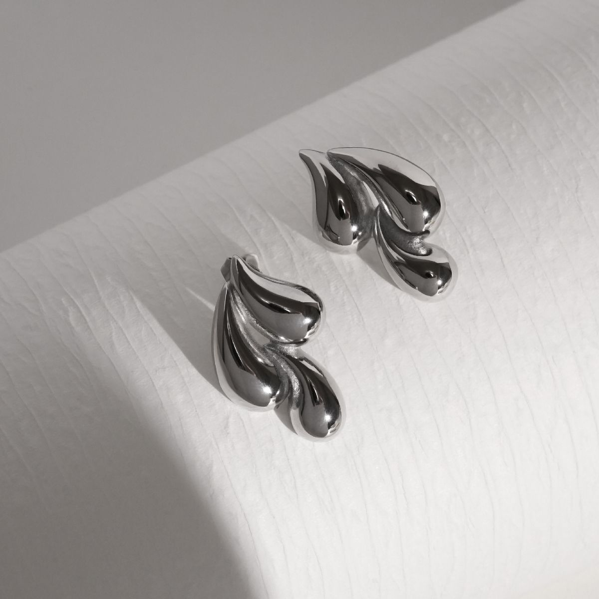 Unisex Real Gold Electroplated Titanium Steel Fine Polished Teardrop Fashionable Grape Gold And Silver Minimalist Earrings_ipsvogv.com