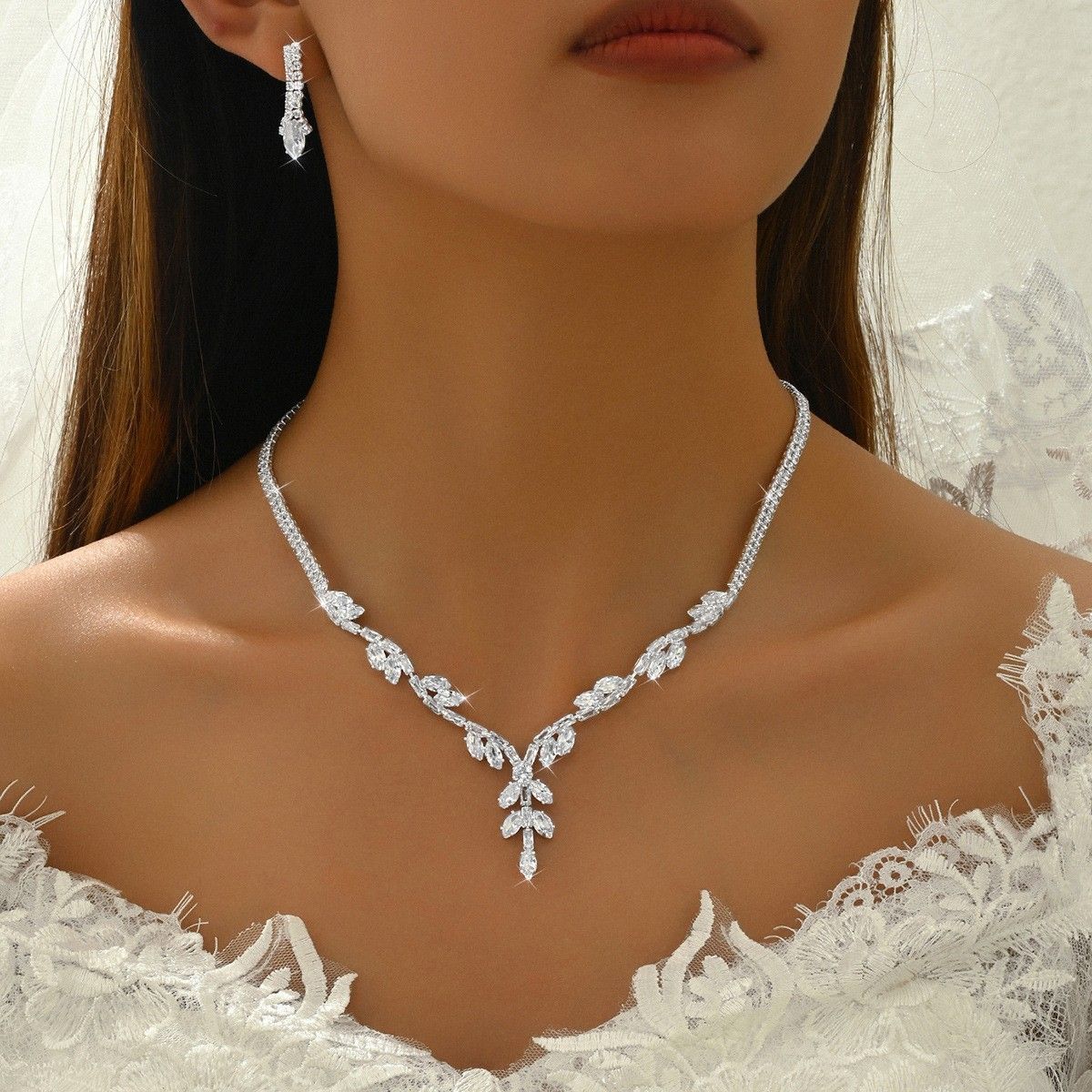 Versatile Elegant Set: Necklace, Earrings, Bracelet, Light Luxury Niche High-end Jewelry Three-piece Set_ipsvogv.com