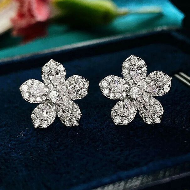 Cao Shi's Korean version is simple and slightly inlaid with diamonds, zircon earrings, lucky grass flowers, small and elegant ear ornaments_ipsvogv.com
