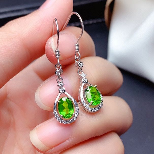 Cao Shi's earrings are simple and elegant, with green zircon long and elegant earrings._ipsvogv.com