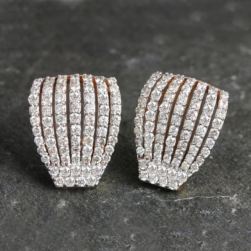 Cao Shi's luxurious multi-layer line exude sense of luxury. The palace queen's accessory earrings are intricately inlaid_ipsvogv.com