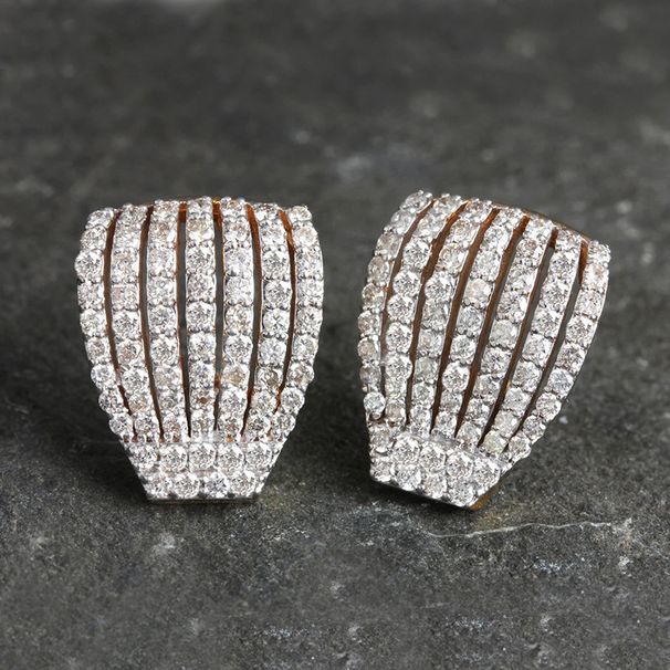 Cao Shi's luxurious multi-layer line exude sense of luxury. The palace queen's accessory earrings are intricately inlaid_ipsvogv.com