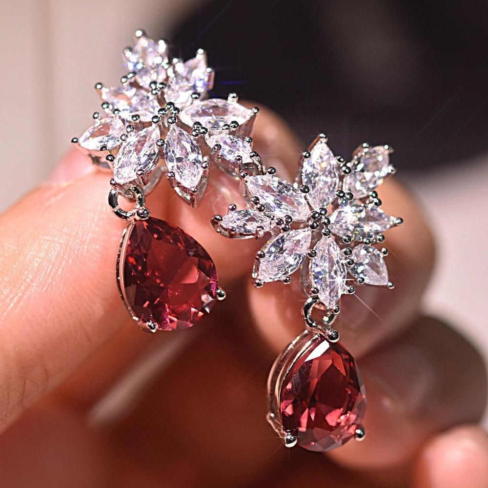 Cao Shimao's New Product Features Pear Shaped Red With Water Droplets Embedded. The Earrings Are Full Of Diamonds And_ipsvogv.com