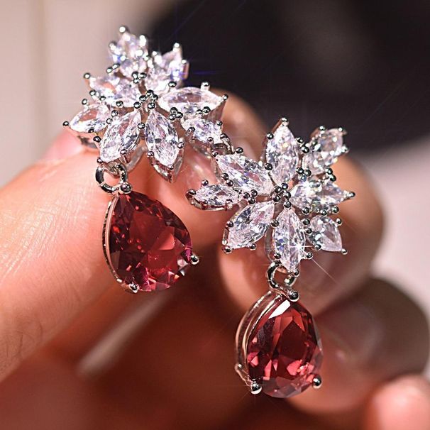 Cao Shimao's New Product Features Pear Shaped Red With Water Droplets Embedded. The Earrings Are Full Of Diamonds And_ipsvogv.com