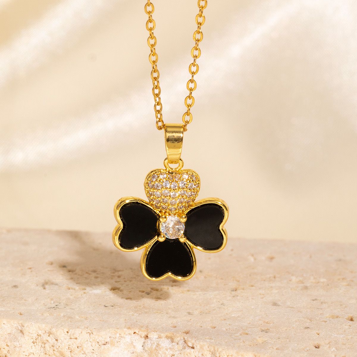 lucky four-leaf clover pendant exquisite high-grade copper plated gold does not fade titanium steel neck_ipsvogv.com