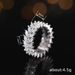 Cao Shifeng's Luxurious Willow Leaf Ring Exudes And Cool Vibe, With Dense Circle Of Inlaid Index Finger Rings That Exude_ipsvogv.com