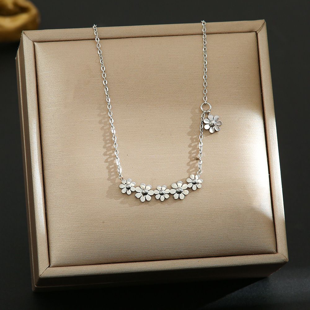 Korean Version Simple 6 Small Daisies Titanium Steel For Women With A Niche Design, High-end Temperament, Collarbone_ipsvogv.com
