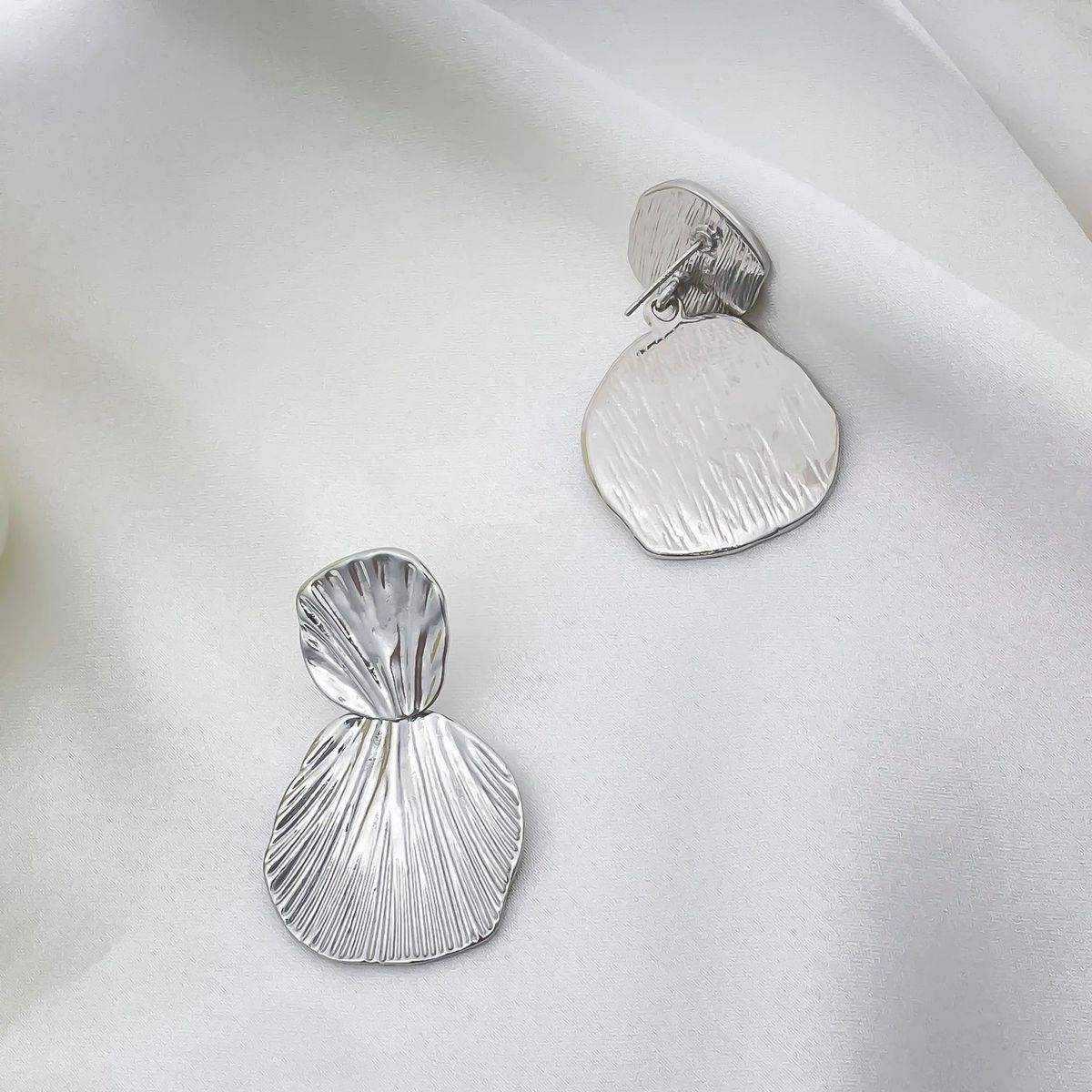 Gold-Plated Copper Leaf Luxury Earrings With Silver Needle Niche Design High-End Texture Ear Jewelry_ipsvogv.com