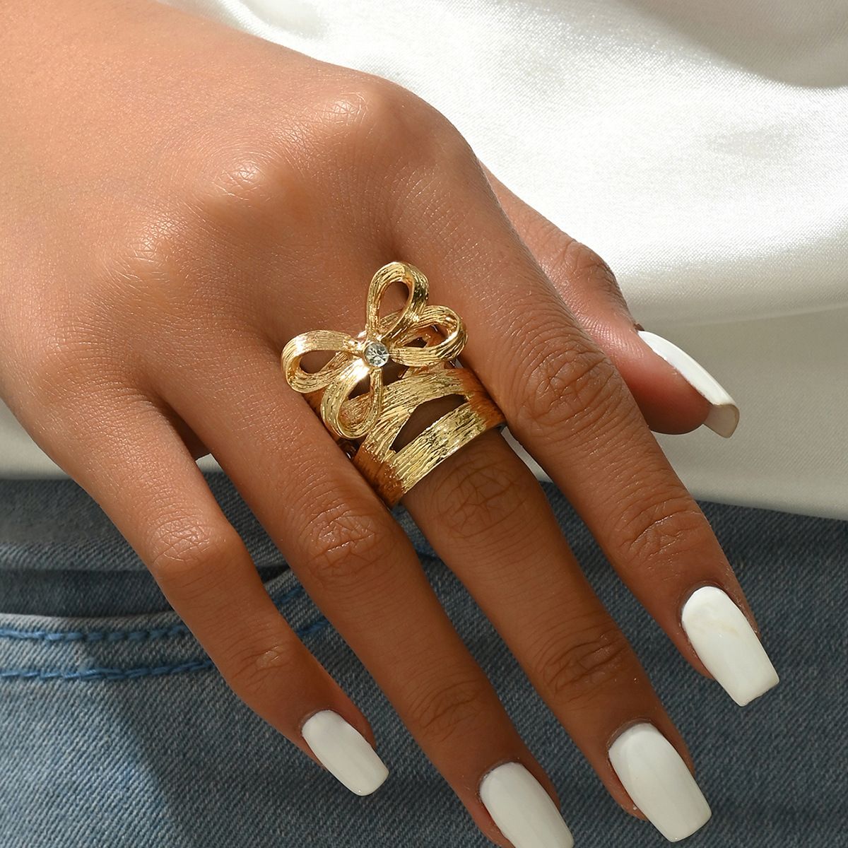 A niche Korean version of copper zircon inlaid with simple bow design women. The ring has an adjustable opening for the_ipsvogv.com