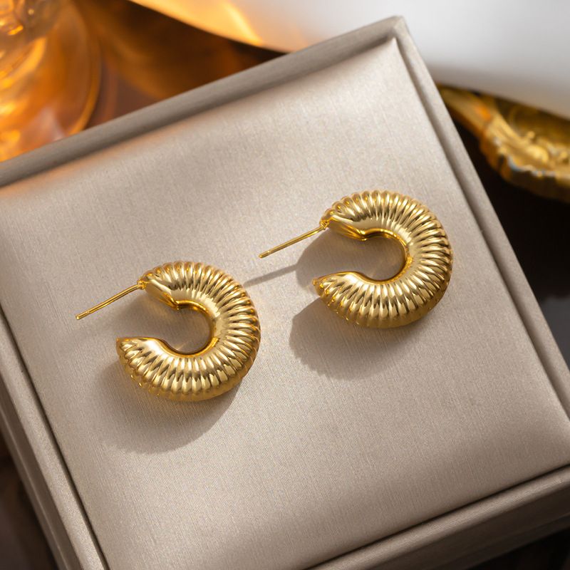 Metal earrings, hollow gold stripe earrings, hip-hop punk style circle street shot jewelry earrings_ipsvogv.com