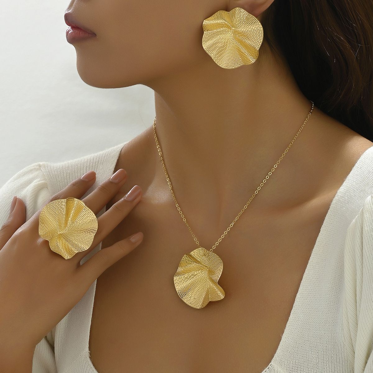 Design a niche pastoral style pleated lotus leaf necklace ring set with personalized versatile earrings and jewelry_ipsvogv.com