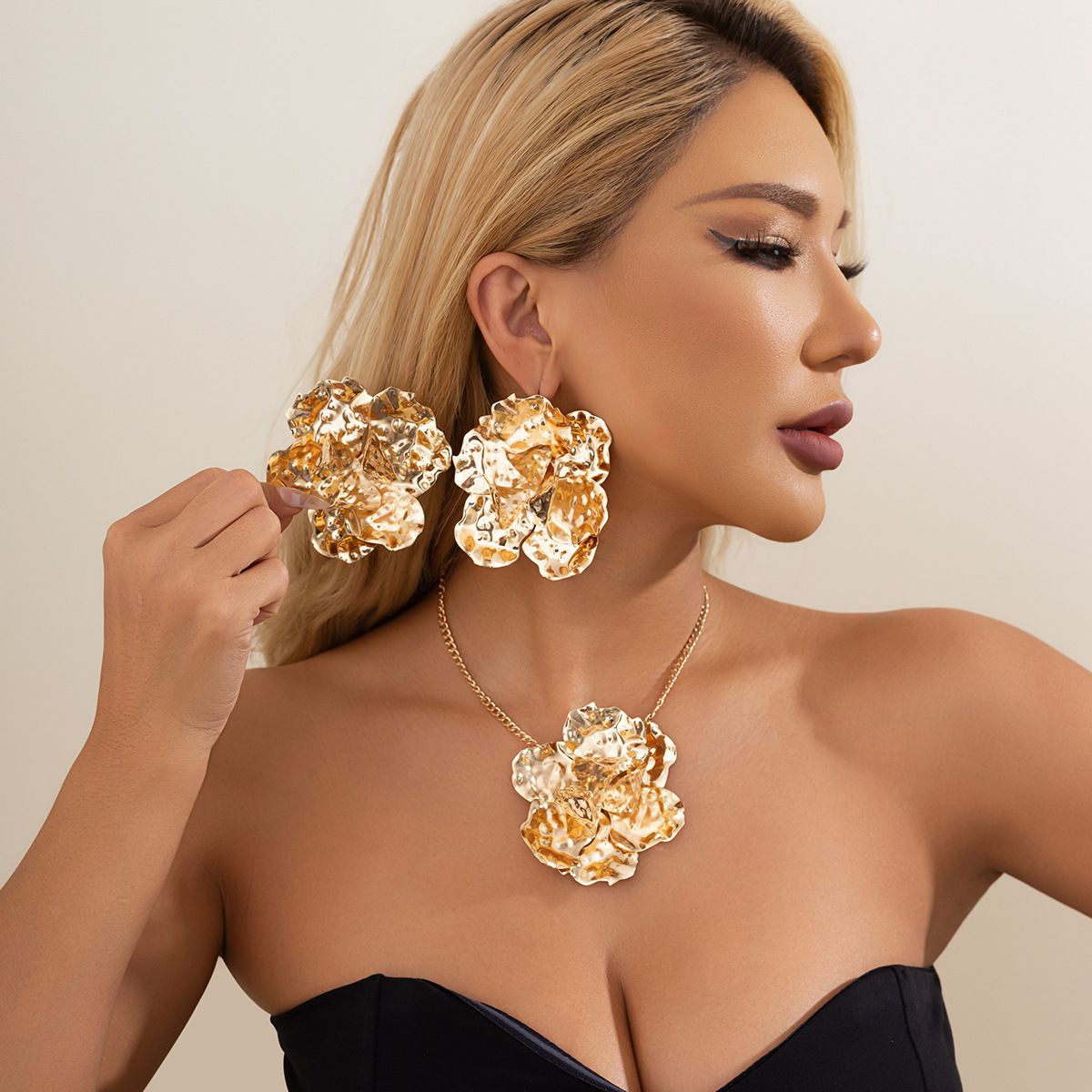 Fashion design three dimensional geometric flowers Retro irregular pleated metal necklace set for women_ipsvogv.com