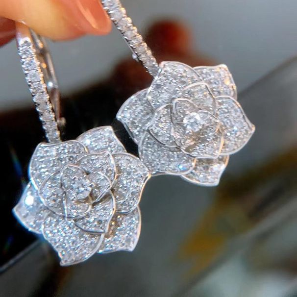 Cao Shi Live Broadcast Same Camellia Micro Inlaid With Diamond Zircon Flower Earrings_ipsvogv.com