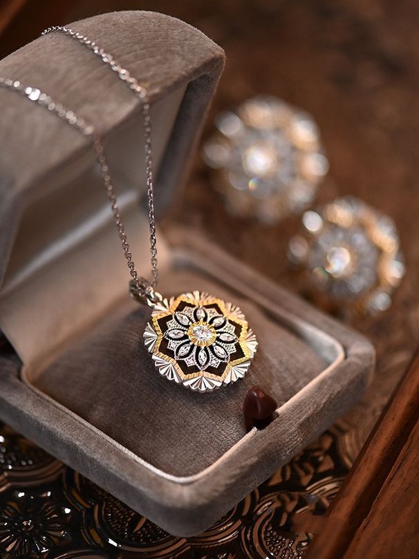 2023 New Design Necklace Hollow Out Light Luxury High-end French Pendant For Women, Simple And Elegant Temperament_ipsvogv.com