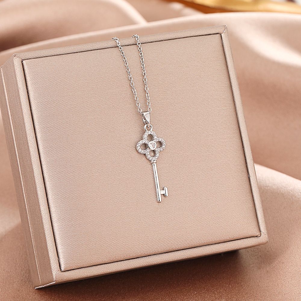 New Four Leaf Clover Key Clavicle Necklace For Women's Niche Design Versatile And Personalized Internet Celebrity_ipsvogv.com