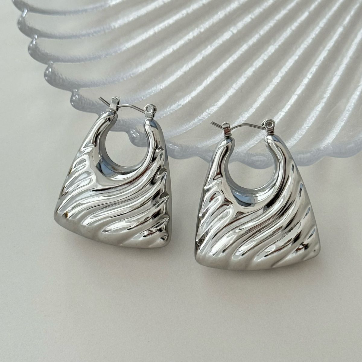 Unisex Real Gold Electroplated Titanium Steel Vinatage Hollow Fashion Shoulder Bag Trapezoidal Earrings_ipsvogv.com