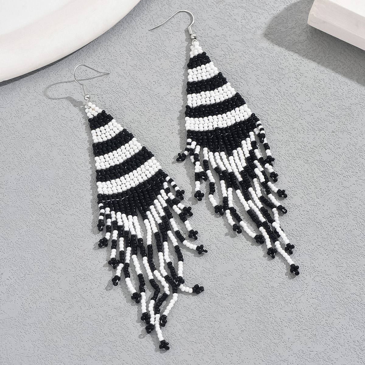 2024 New Japanese and Korean style minimalist beaded with niche tassel design, rice bead ear, versatile texture_ipsvogv.com