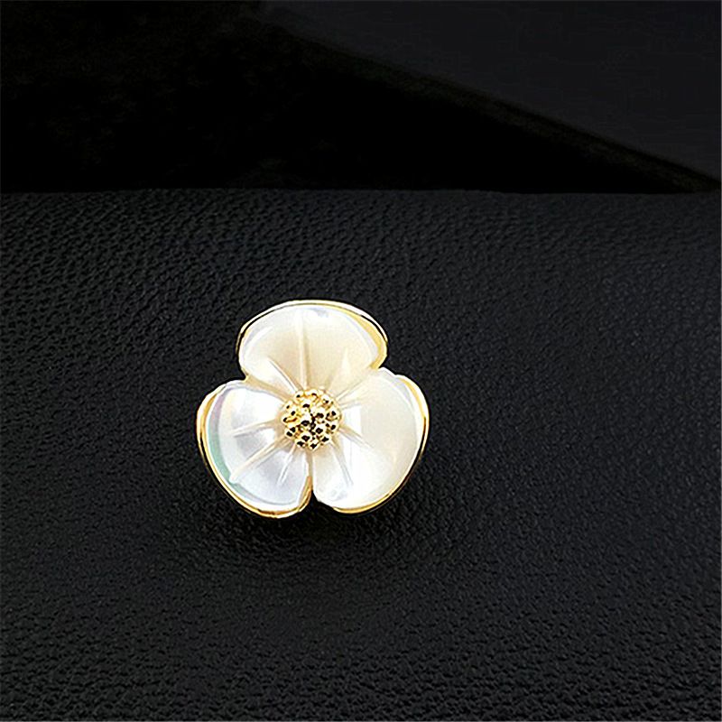 Shell flower collar pin is fashionable, cute, creative, anti slip light button. Fresh and elegant small brooch_ipsvogv.com