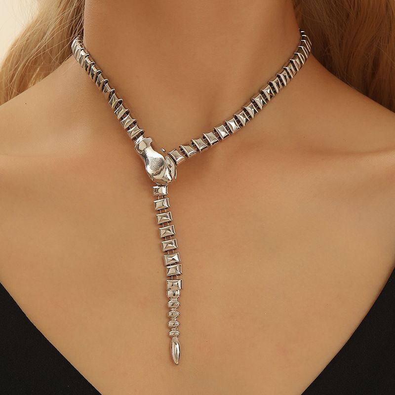 Exaggerated Personality Bone Snake Shape Light Luxury Elegant High-end Sense Socialite Runway Collarbone Chain Necklace_ipsvogv.com