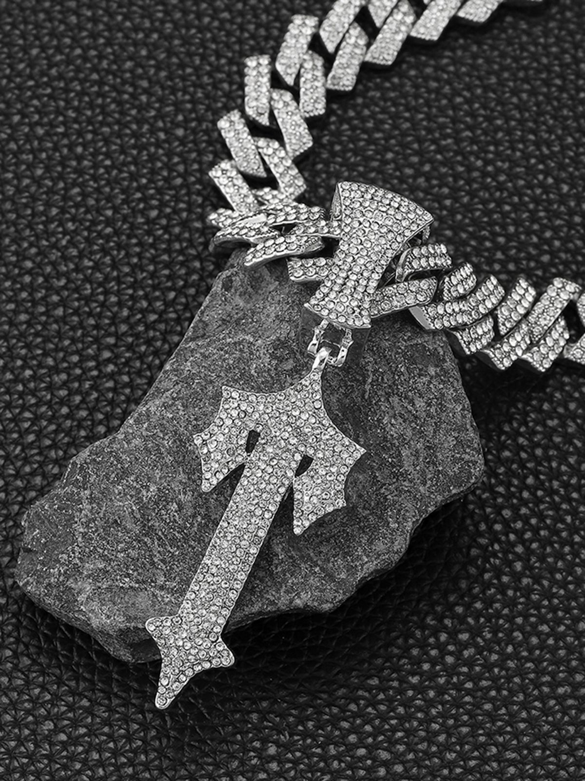 New Alloy Cross Pendant With Full Diamond Cuban Chain Hip-hop Niche Legendary Big Sword Accessory_ipsvogv.com