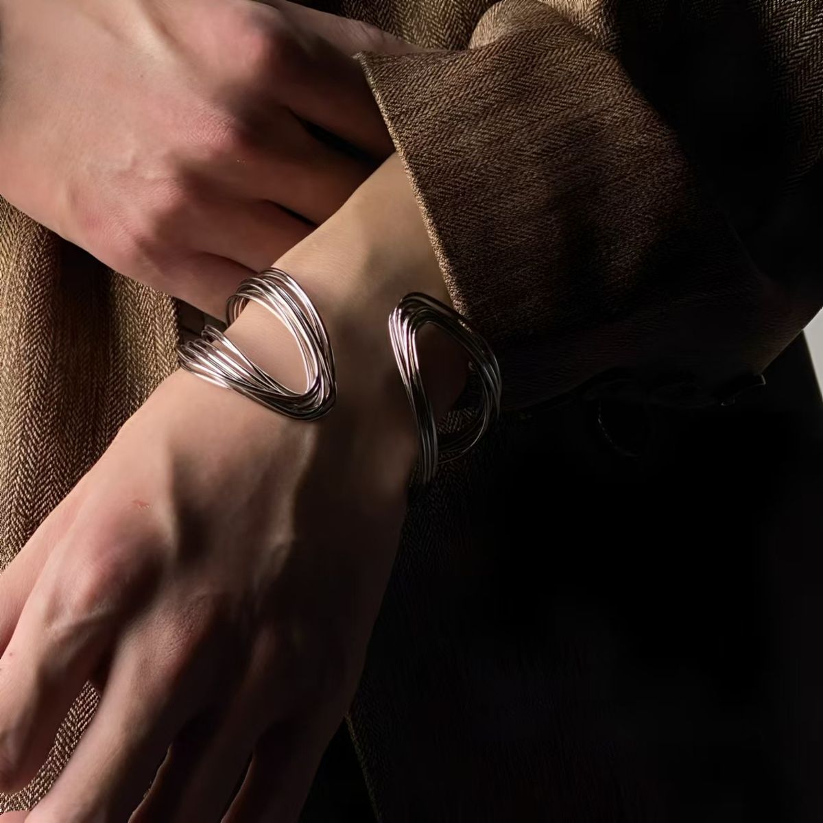 Air Cooled Light Wind Metal Line Multi-layer Winding Bracelet, Exaggerated And Simple Fashion Show Style Bracelet_ipsvogv.com