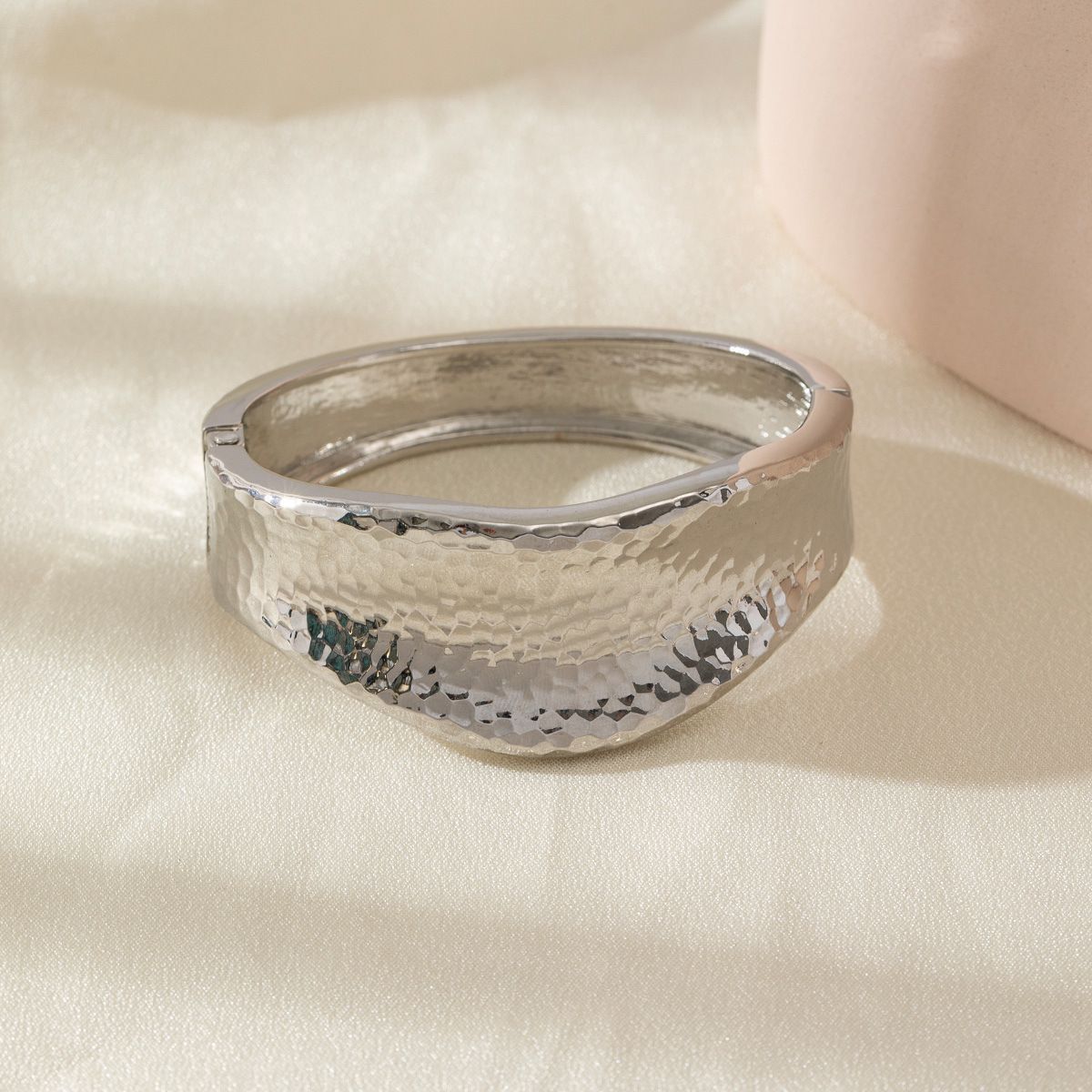 Hot Selling Exaggerated Metal Irregular Smooth Geometric Alloy Thick Bracelet_ipsvogv.com