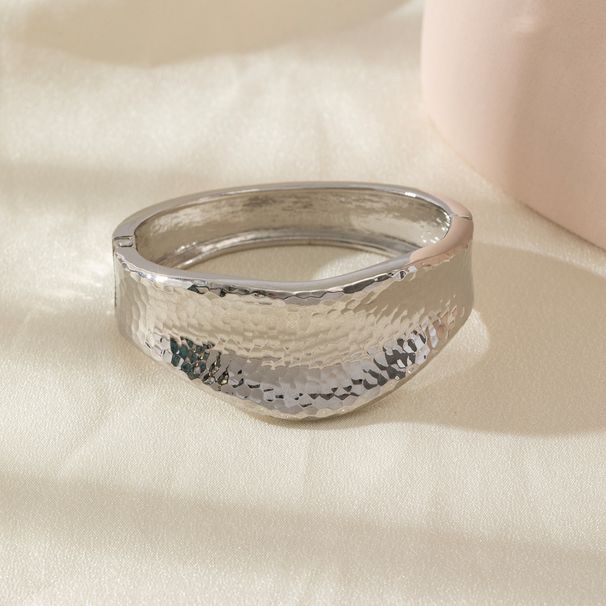 Hot Selling Exaggerated Metal Irregular Smooth Geometric Alloy Thick Bracelet_ipsvogv.com