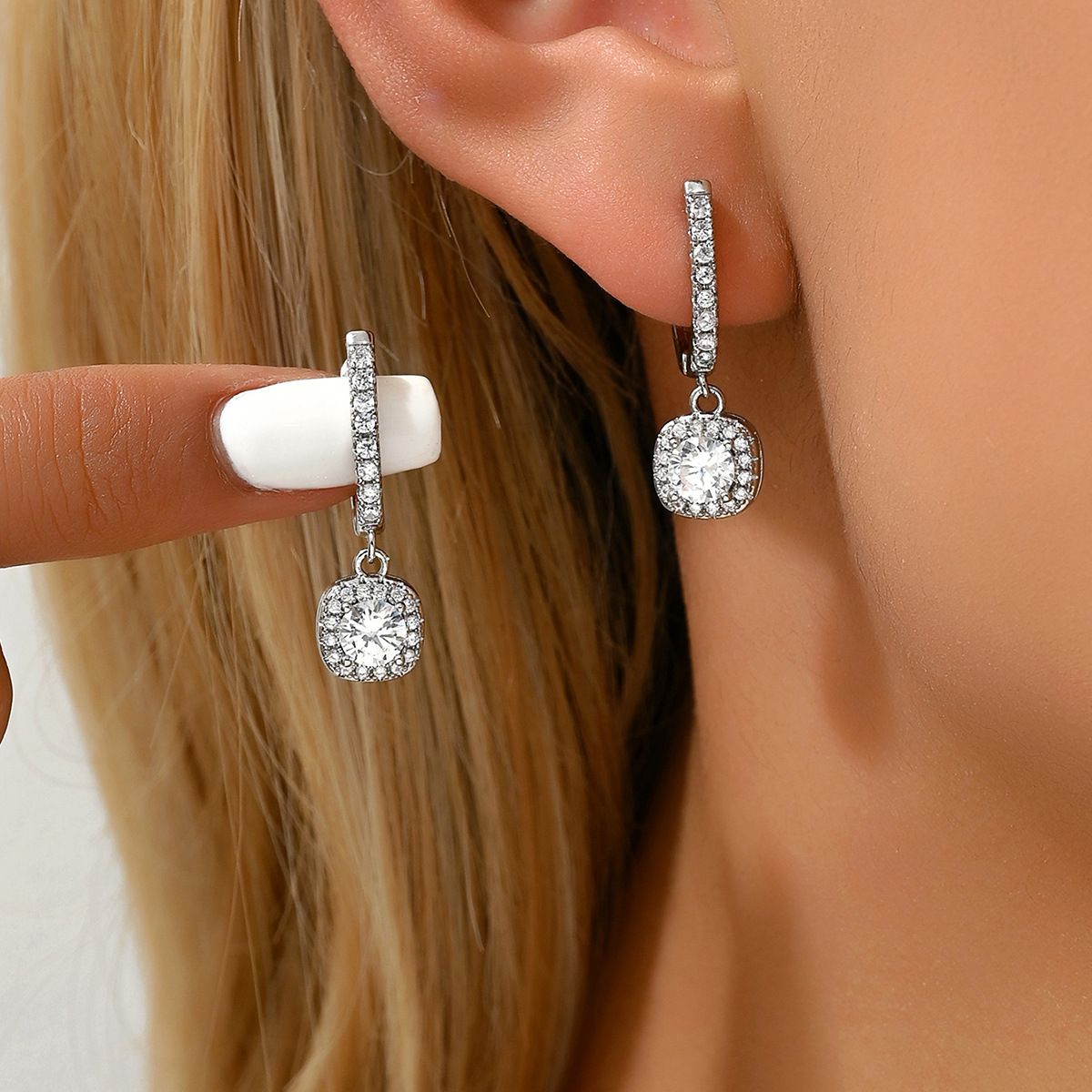 Simple fashionable commuting style a feminine niche, inlaid with zircon and full diamond design, high-end earrings_ipsvogv.com