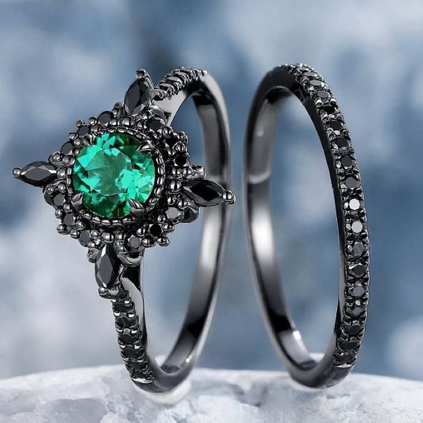 Sanjie's New Gun Black Matching Inlaid With Green Zircon Ring Is A Fashionable Women's Accessory_ipsvogv.com