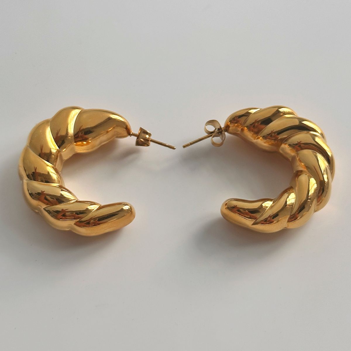 Ins Simple Real Gold Electroplated Titanium Steel Hollow Twist Horn Earrings_ipsvogv.com