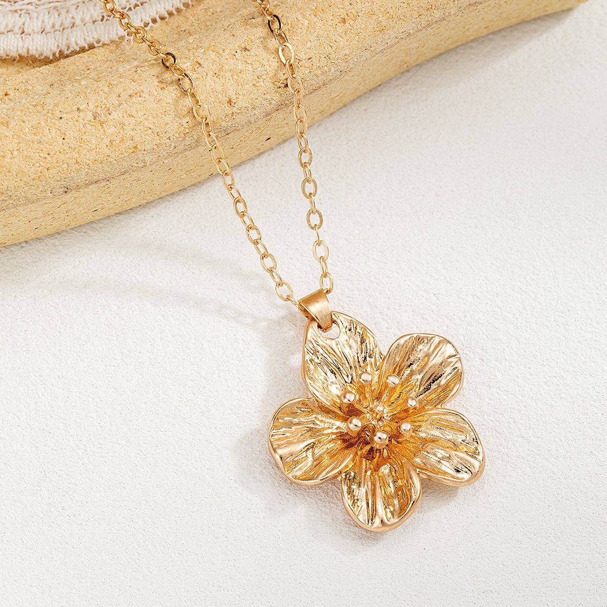 Fashionable Temperament Petal Metal Pleated Flower Pendant Adjustable Women's Necklace Collarbone Chain_ipsvogv.com