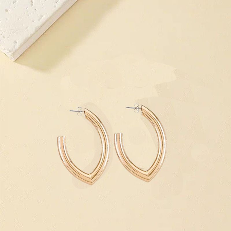Atmospheric 2024 New High-end Ring Temperament Metal Hollow Ear Shaped Earrings_ipsvogv.com