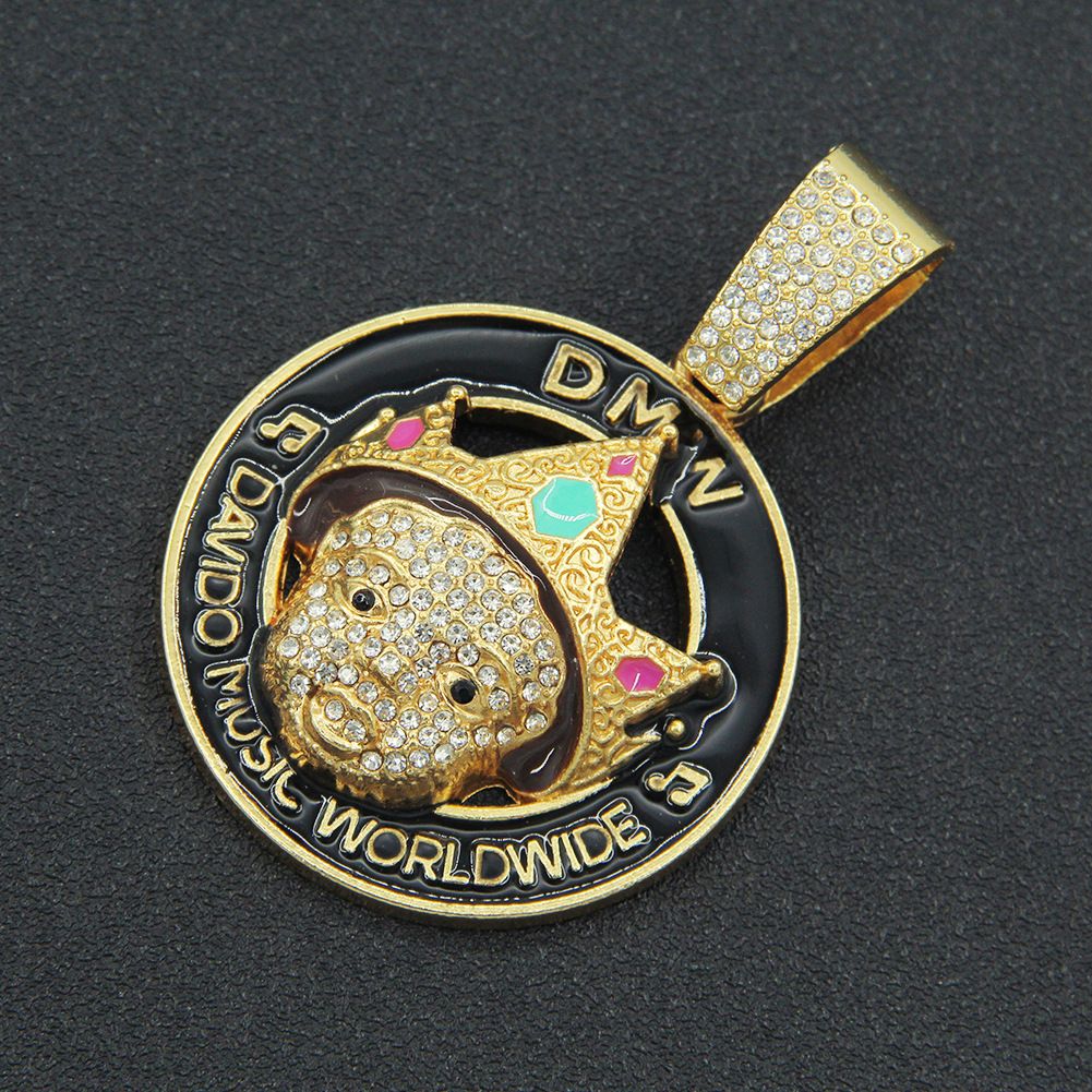 Trendy men with inlaid three-dimensional portrait hang tags, nec, hip-hop rap, cool full diamond Cuban chains,_ipsvogv.com