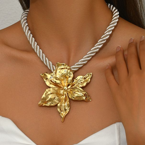 2024 New Style Women's Exaggerated Three Dimensional Flower Design Versatile Pendant Clavicle Chain Necklace_ipsvogv.com