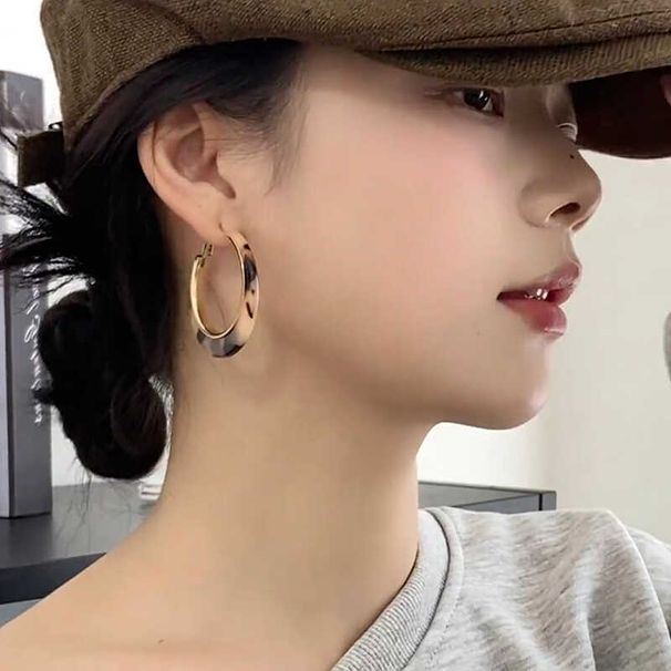 Personalized leopard print Kusa acrylic exaggerated earrings temperament circle earrings 2024 new trendy women European and American fashion_ipsvogv.com