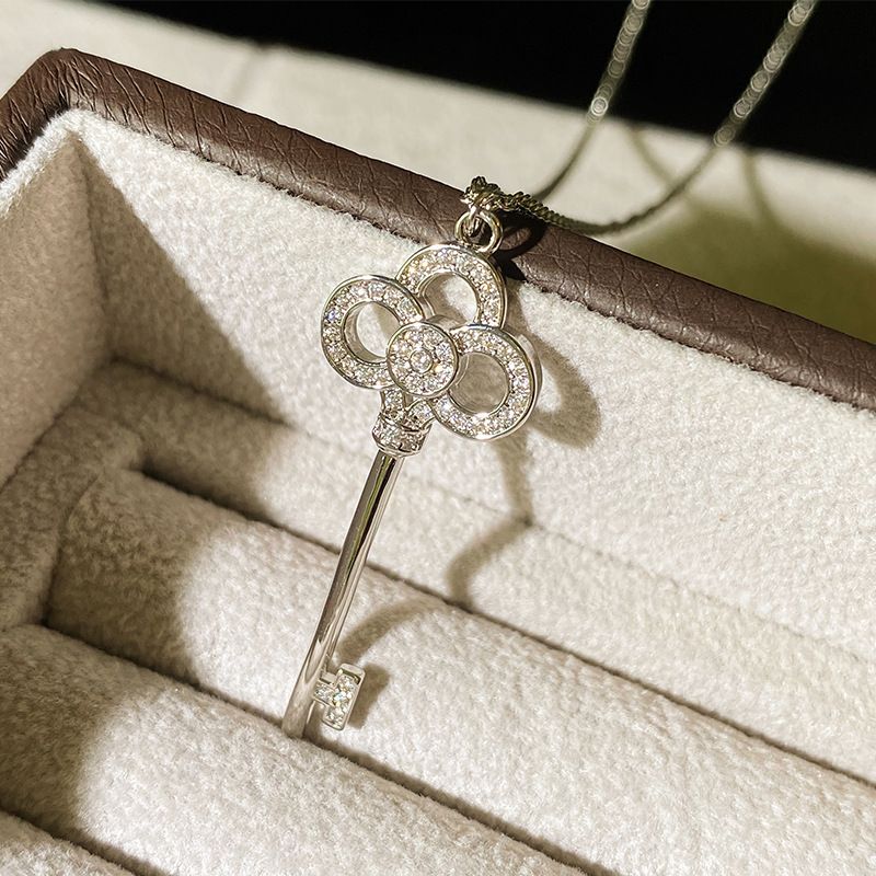 T home V gold high version light luxury heart crown key necklace female fashion all match net red full diamond women's sweater chain key_ipsvogv.com
