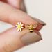 Cao Shi's New Asymmetrical Little Bee With Daisy For Women's High-end Temperament, Simple And Fresh Earrings_ipsvogv.com