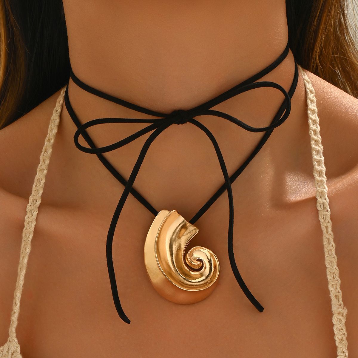 Ms. Feng's conch with niche high-end design, featuring a metal style long collarbone necklace and neck accessory_ipsvogv.com