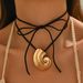 Ms. Feng's conch with niche high-end design, featuring a metal style long collarbone necklace and neck accessory_ipsvogv.com