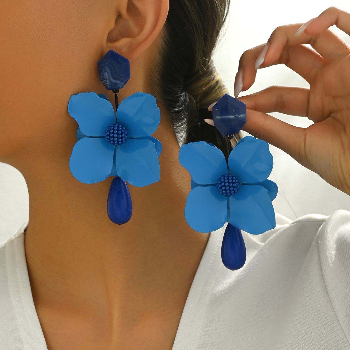 Personalized women's fashionable and niche flower resin design, hip-hop earrings, versatile earrings_ipsvogv.com