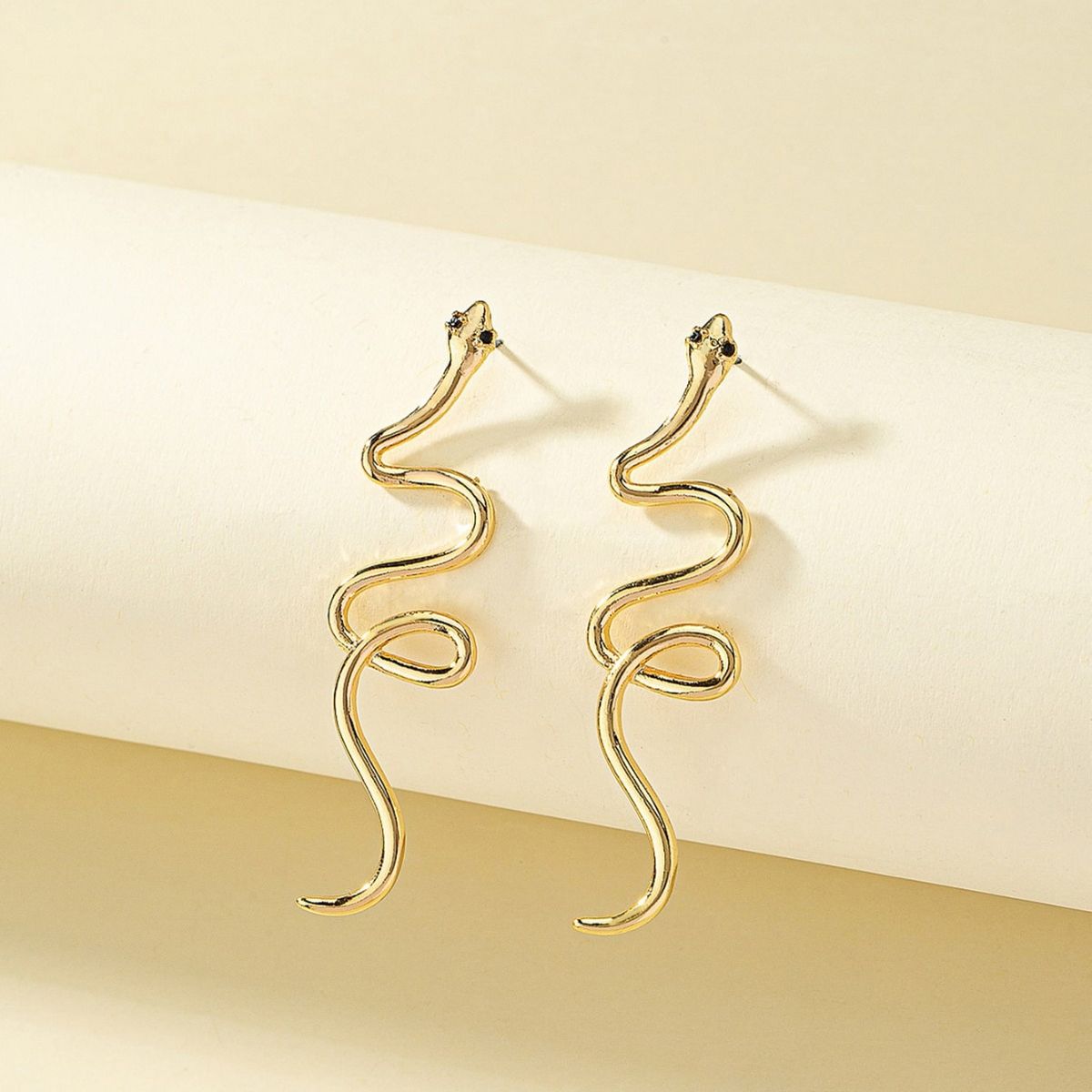 Ins Personality Creative Metal Snake Shaped Earrings Simple High End Diamond Studded Curved Design Earrings Net Red Ear Jewelry_ipsvogv.com