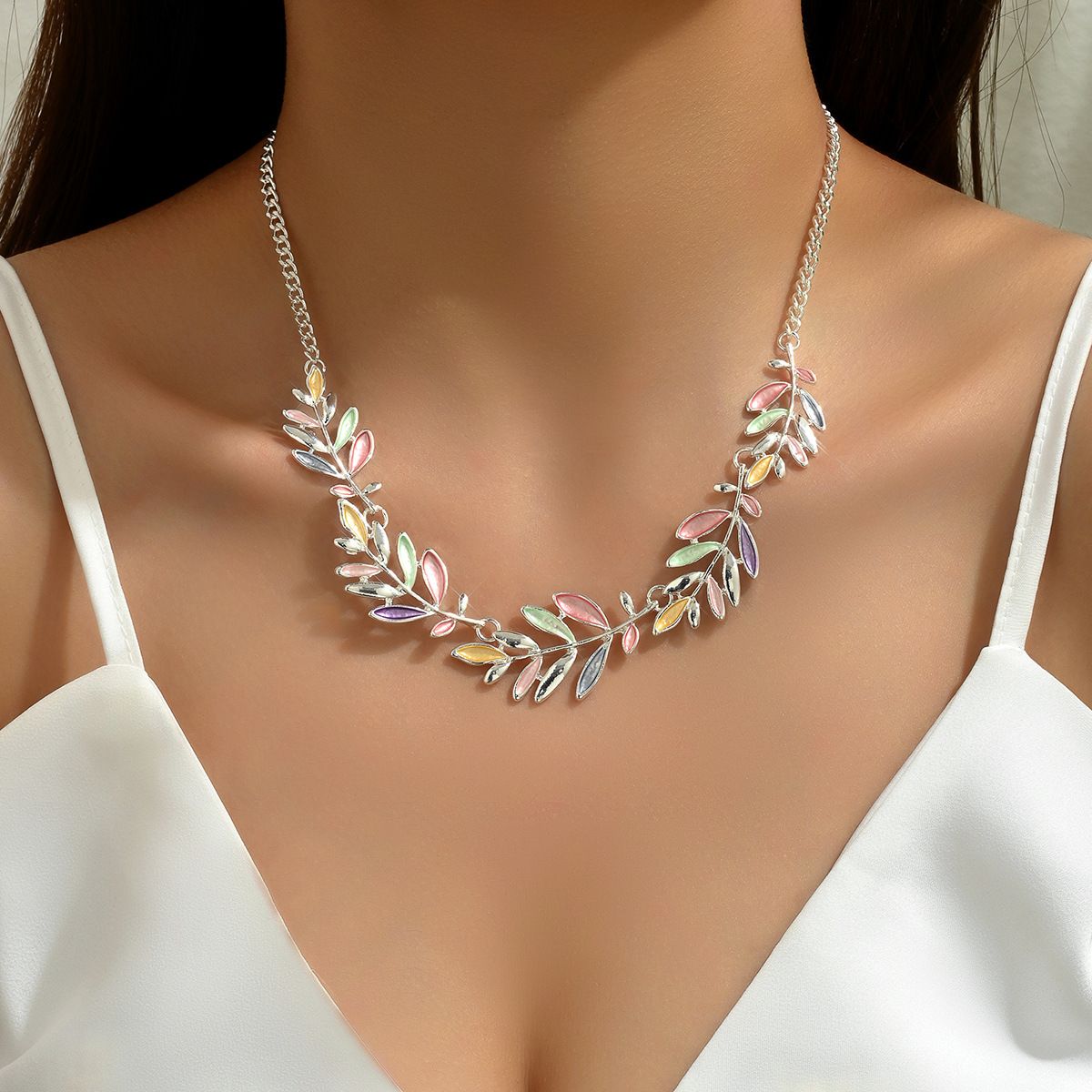 New colored leaf design necklace, women's personalized alloy pendant, long chain necklace accessory_ipsvogv.com