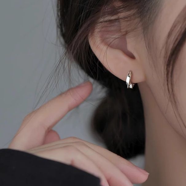 S999 Pure Silver Mobius Plain Hoop Earrings For Women Cold Style Twisted Line Personality Ear Buckle High End Earrings_ipsvogv.com