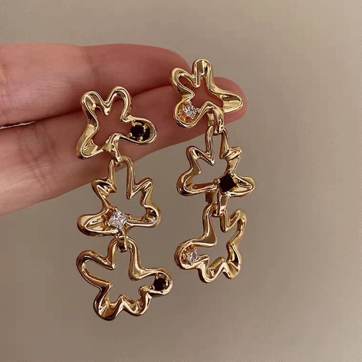 Light Luxury Zircon Silver Needle Gold Flower for Women's Fashion Design with Exaggerated High end and Internet_ipsvogv.com