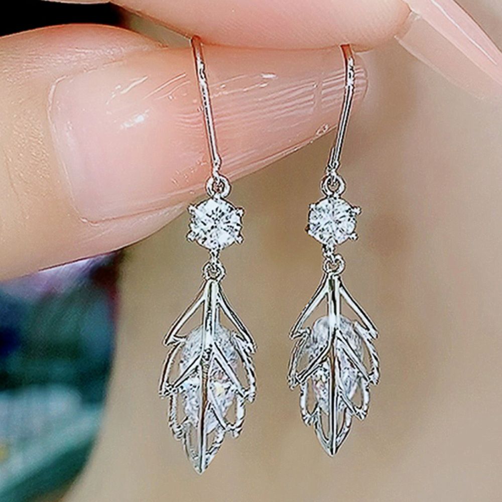 Cao Shi's diamond earrings for women's new design, showing off the trend of slim earrings to the small crowd_ipsvogv.com
